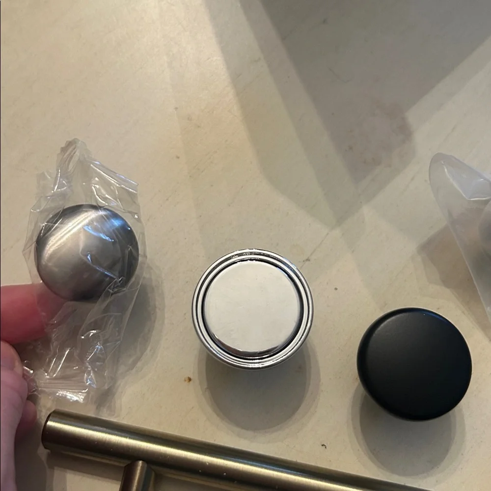 Bundle of drawer pulls, knobs - Picture 4 of 5
